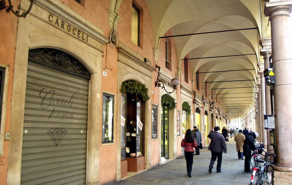 Acquista anello con carta rubata al collega 
