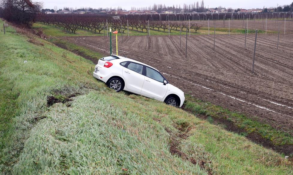 Esce di strada con l’auto