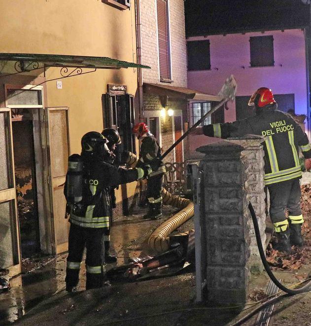 Incendio nella casa Ferite lievi per il pensionato 