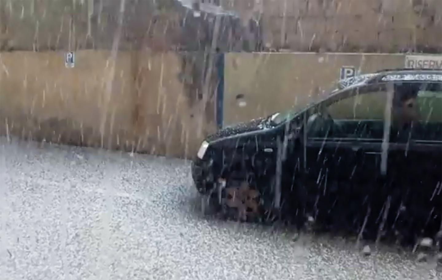 Intensa grandinata sulla città 
