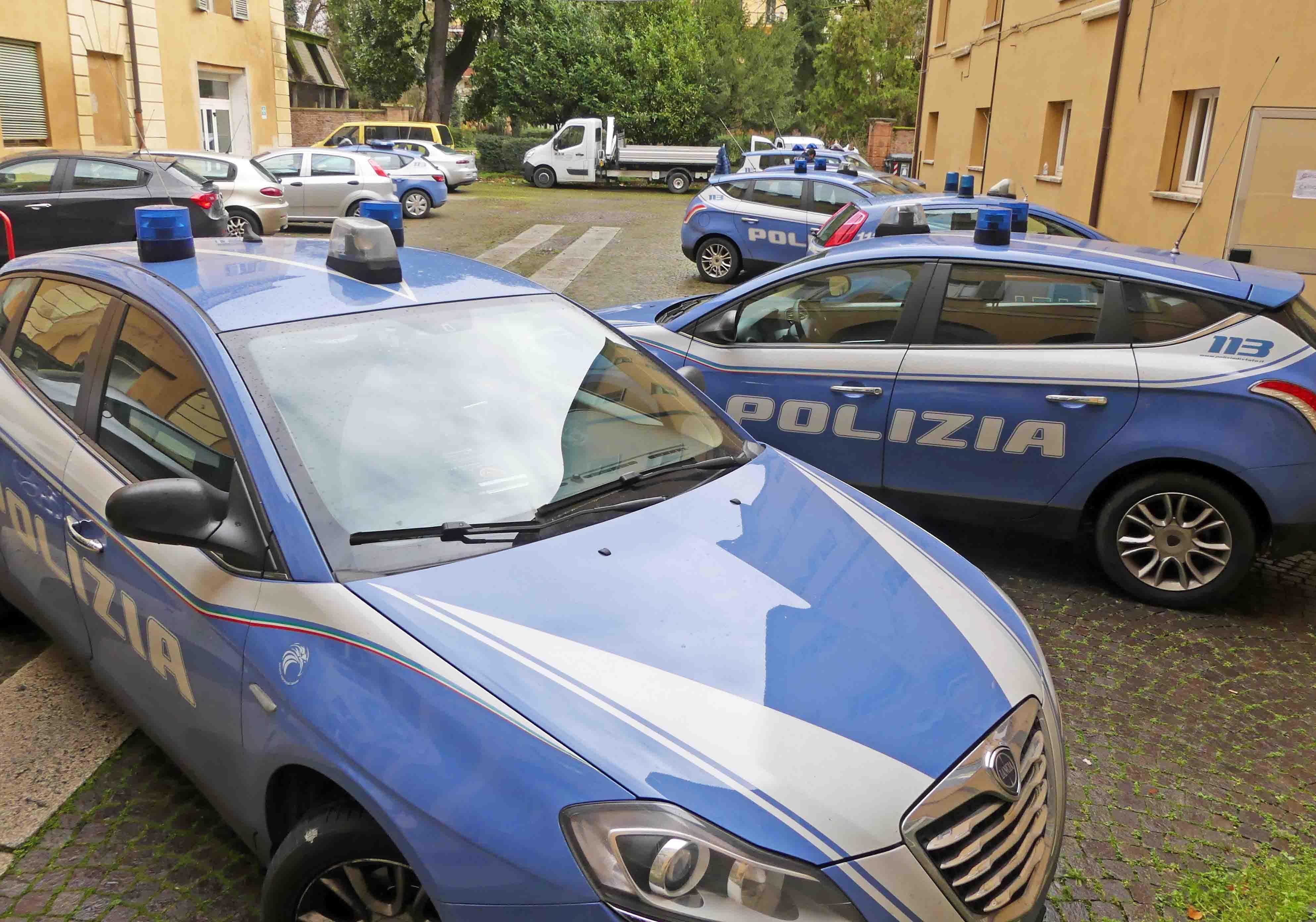 Cerca di uscire dal market senza pagare 
