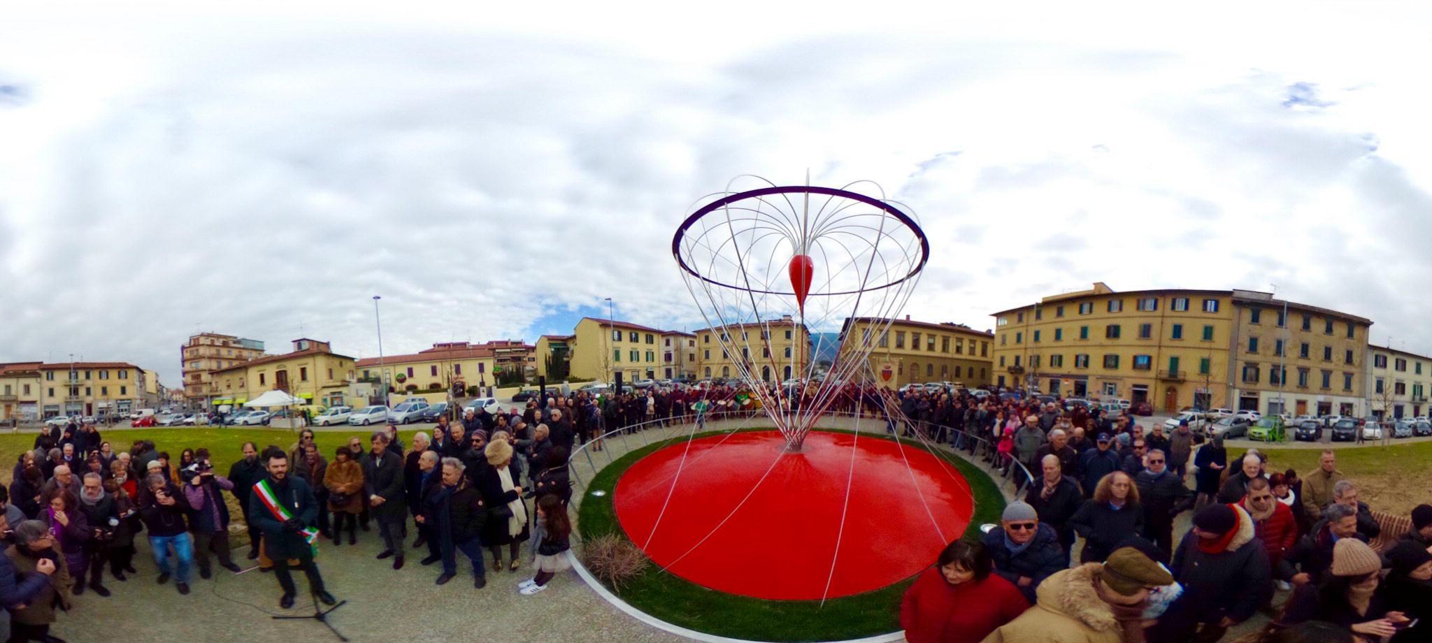 L'inaugurazione dell'opera d'arte in piazza Ciardi (foto Sproviero Batavia)