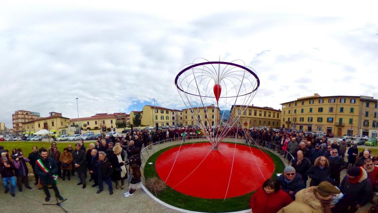 L'inaugurazione dell'opera d'arte in piazza Ciardi (foto Sproviero Batavia)