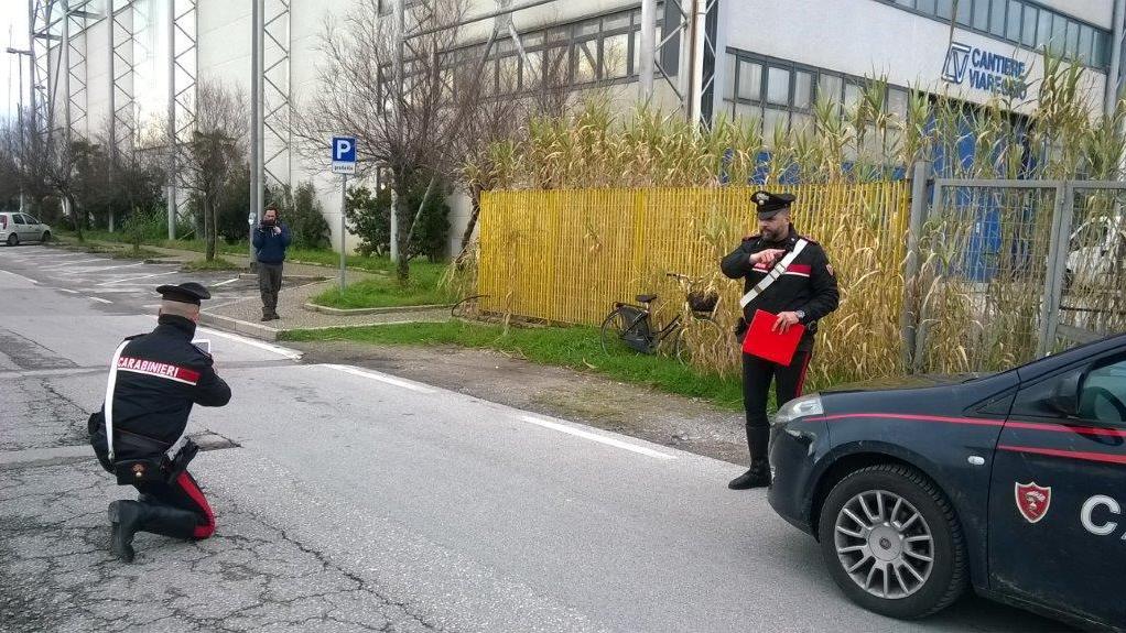 I rilievi dei carabinieri sul luogo dell'incidente mortale