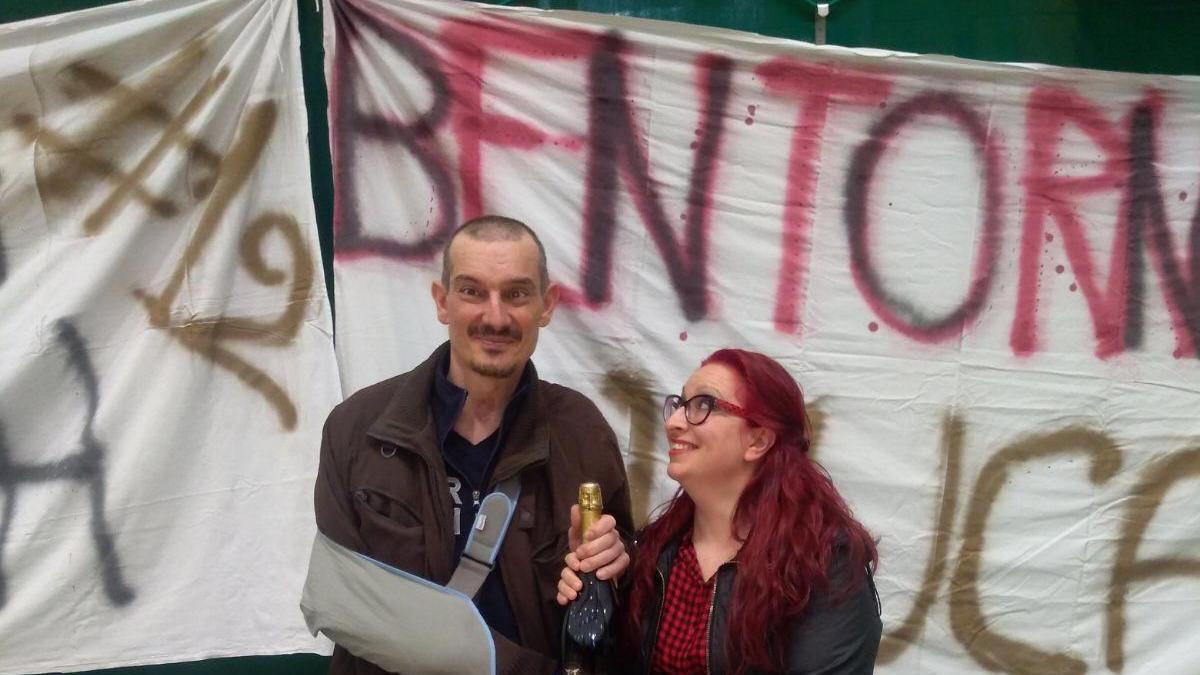 Luca Luperini e Alessandra Quilici davanti alla torta di bentornato