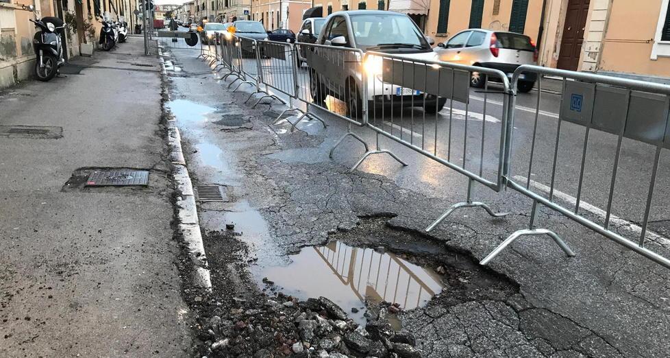 Cede l’asfalto per 15 metri: transenne e corsia ridotta lungo il viale del Risorgimento 