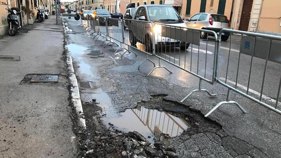 Cede l’asfalto per 15 metri: transenne e corsia ridotta lungo il viale del Risorgimento