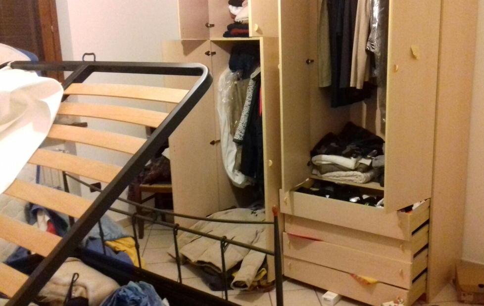 Ecco come i ladri hanno messo a soqquadro la camera da letto della casa