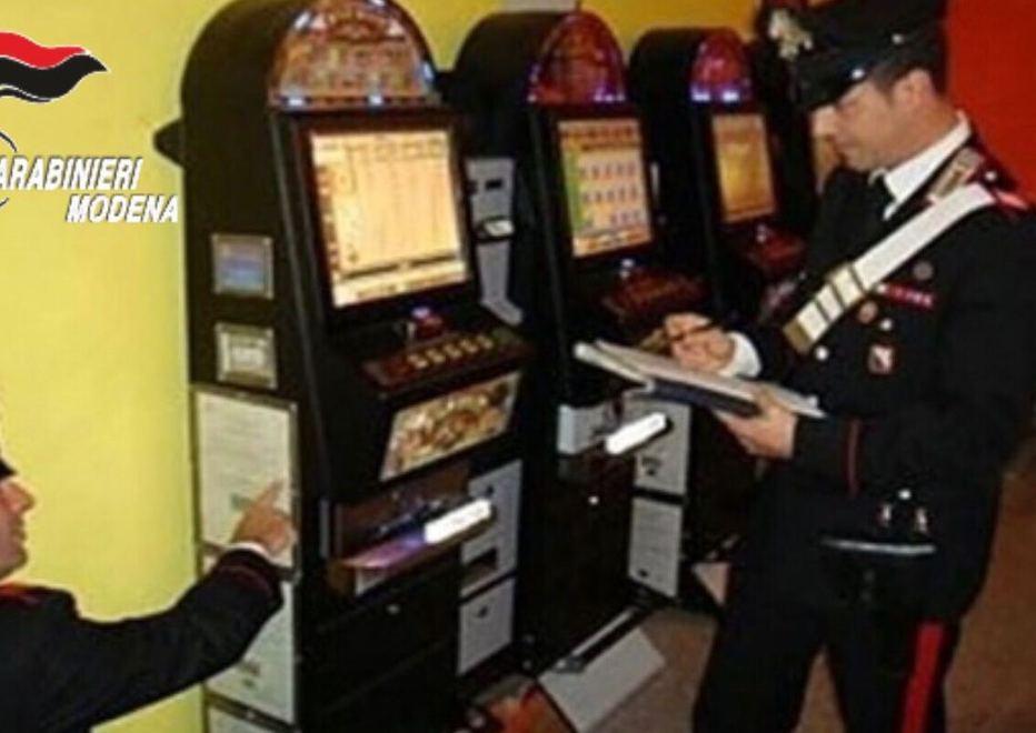 Carpi, studenti marinano la scuola per giocare alle slot: multa da 10mila euro al gestore
