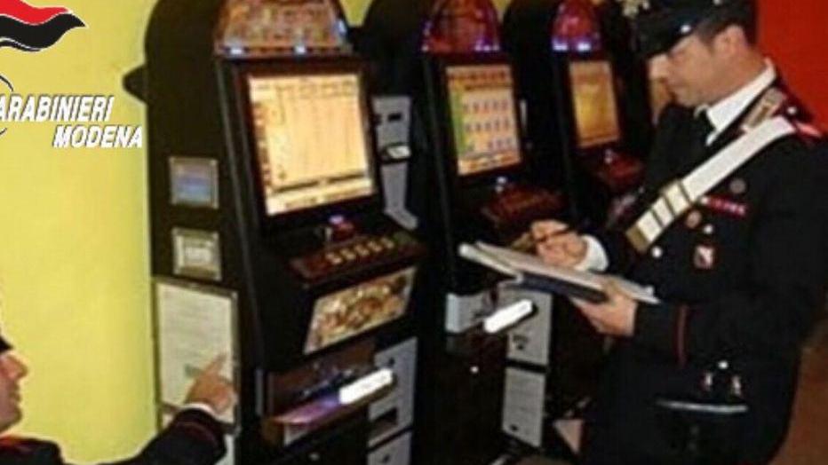 Carpi, studenti marinano la scuola per giocare alle slot: multa da 10mila euro al gestore