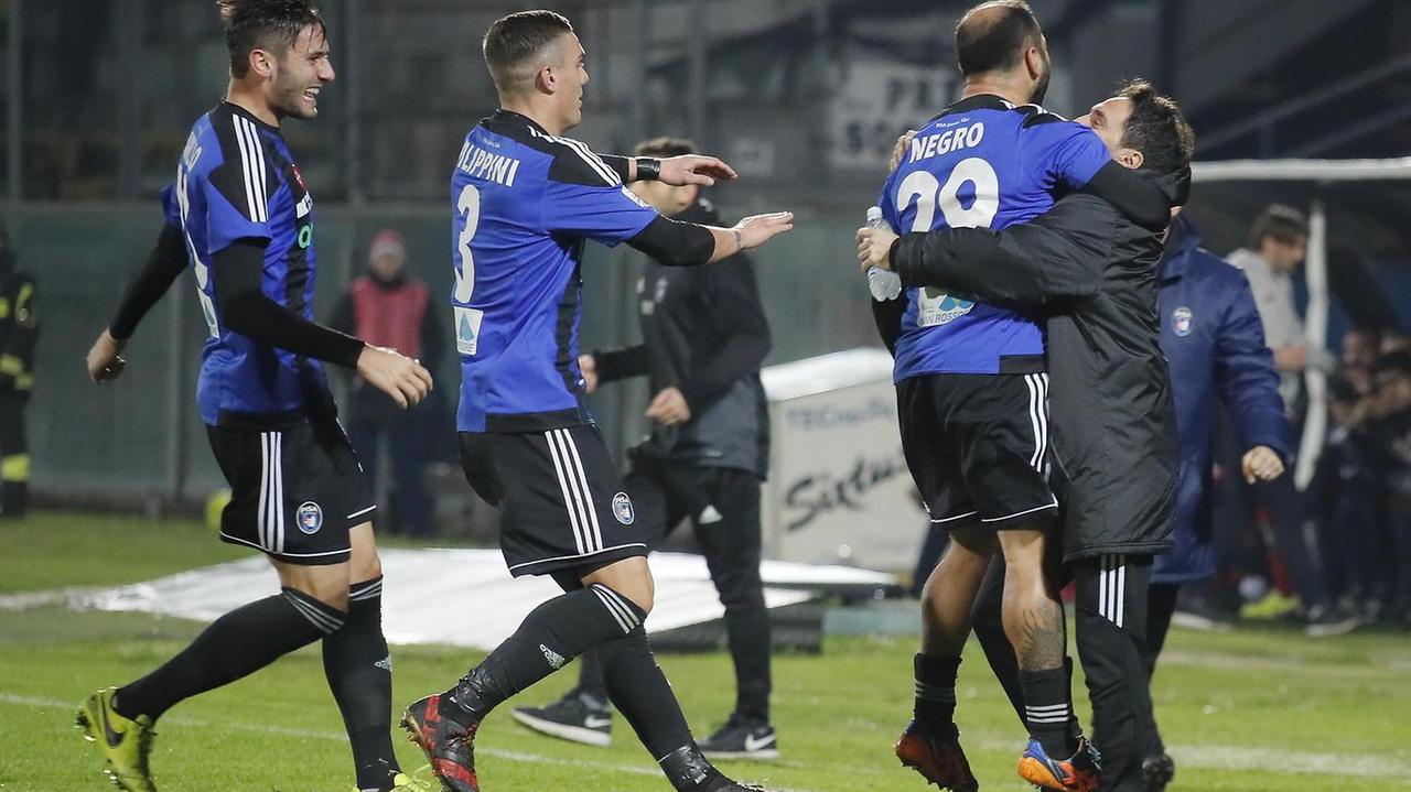 La squadra festeggia il vantaggio (foto Fabio Muzzi)