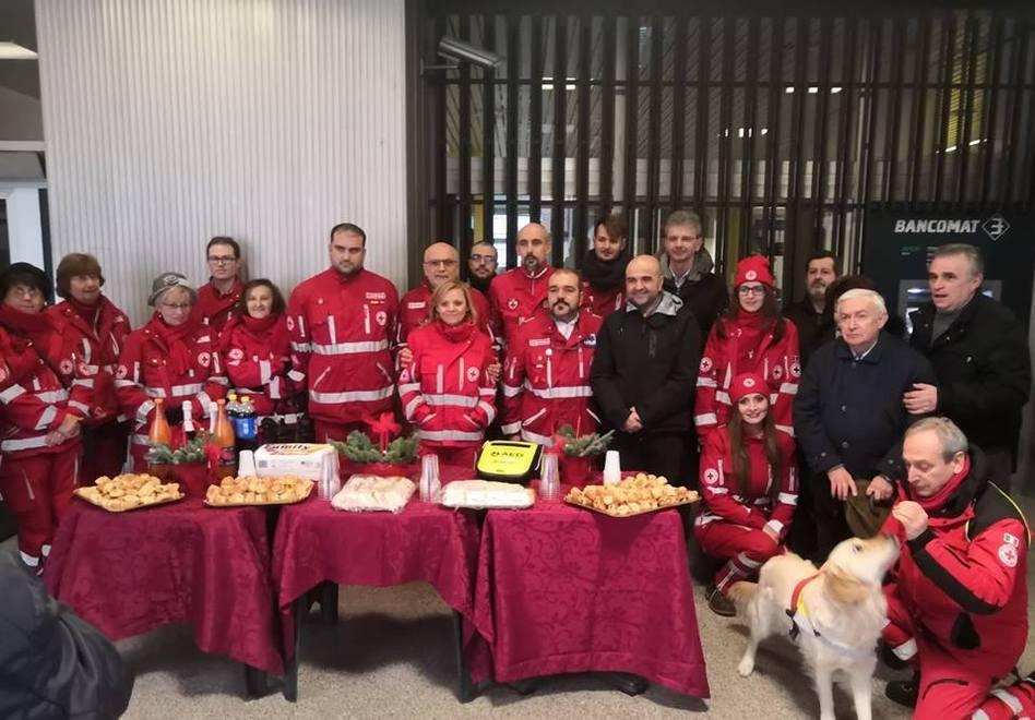 “Cuciniamo con amore” e Cri donano defibrillatore a Finale