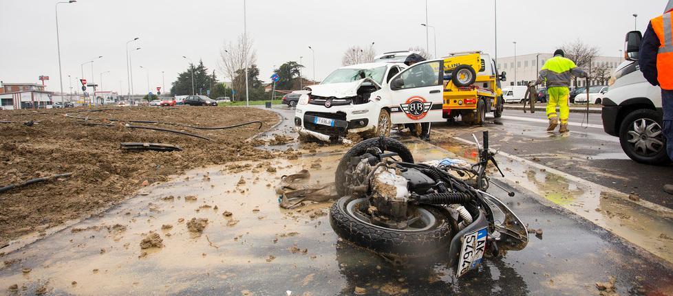 Auto investe uno scooter: muore 39enne 