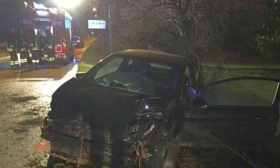 Perde il controllo dell’auto e finisce fuori strada 