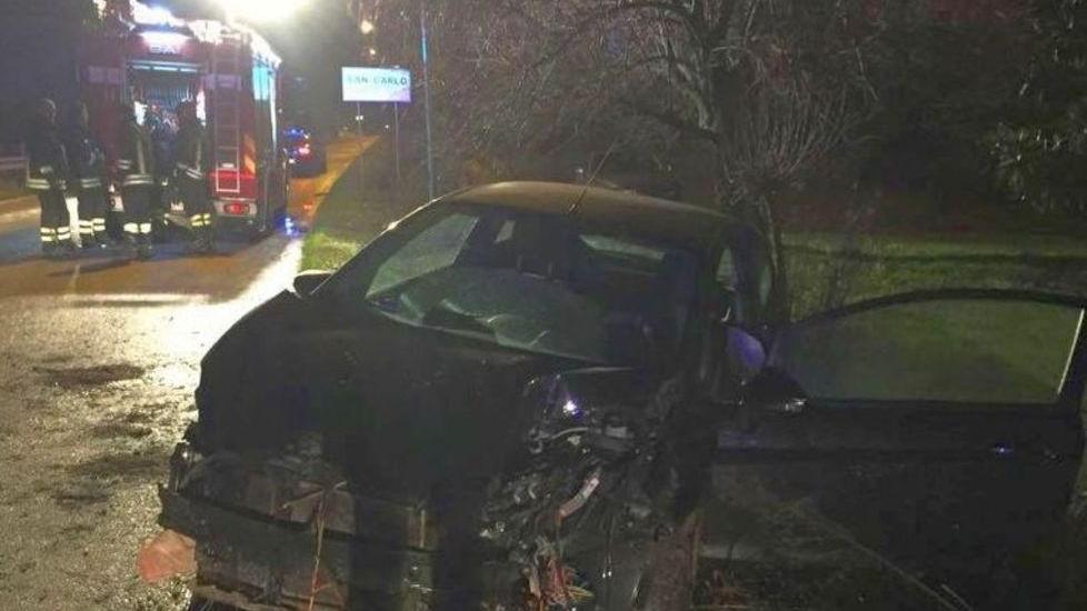 Perde il controllo dell’auto e finisce fuori strada