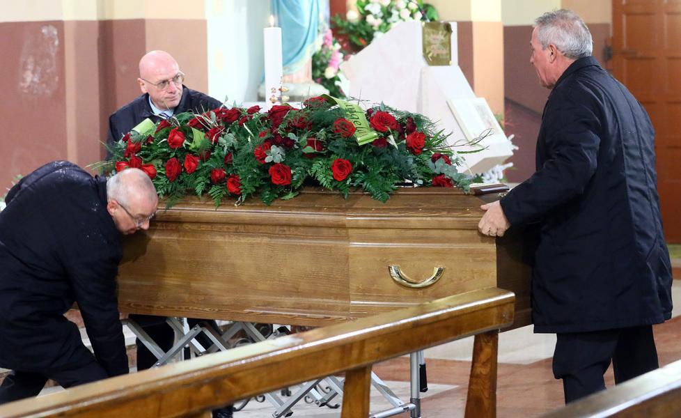 Chiesa gremita per l’addio al dirigente sanitario 
