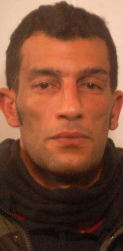 Siringa alla gola, rapina una donna: preso 