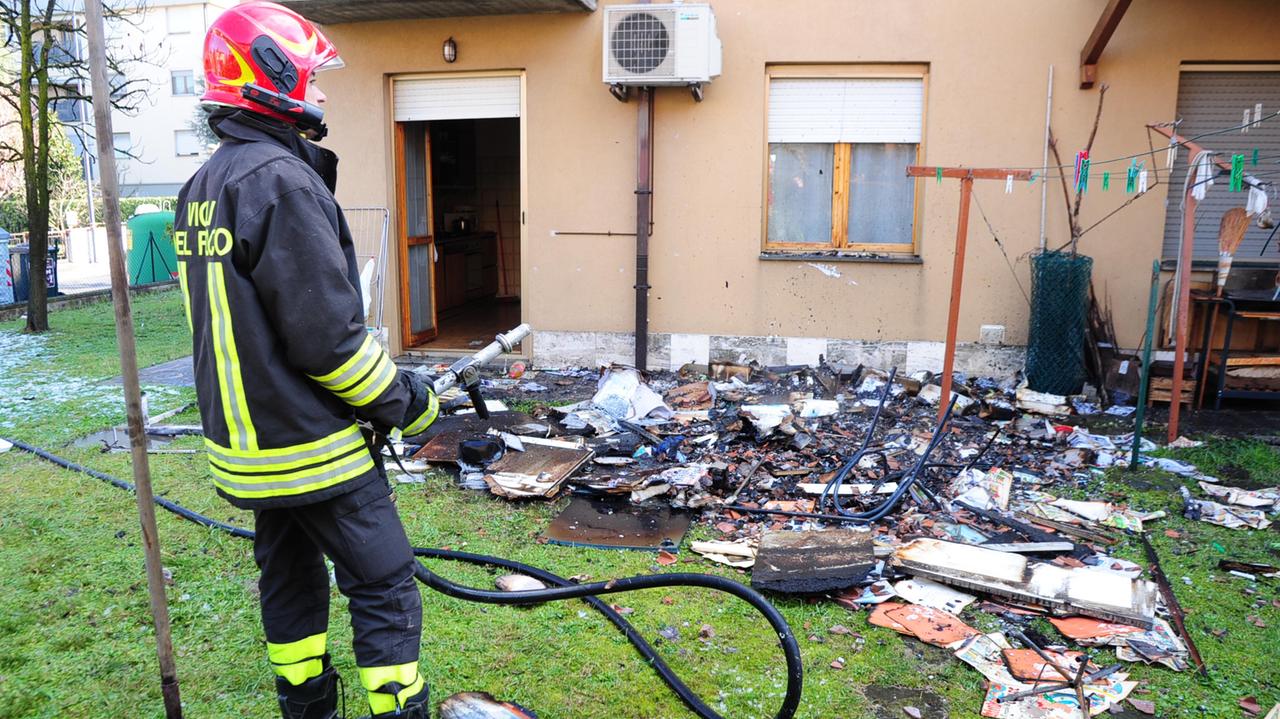 Incendio a San Cesario, paura in una palazzina