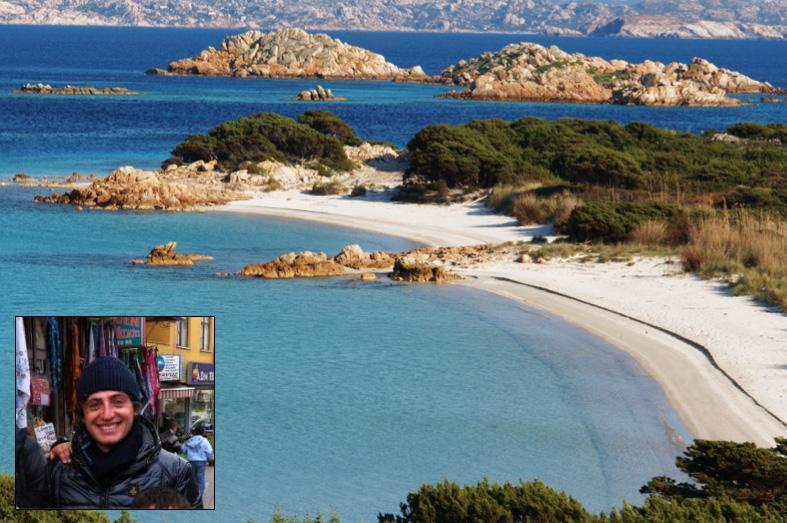 La spiaggia del Cavaliere e, nel riquadro, Fabrizio Fonnesu