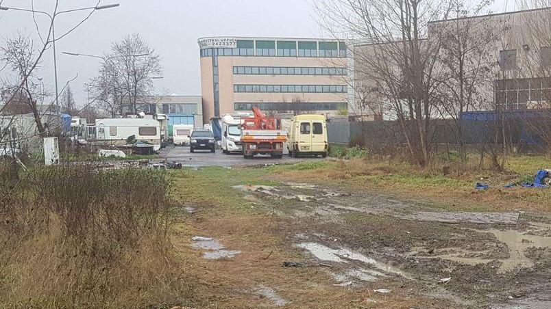 Via dei Dragatori, degrado tra le erbacce