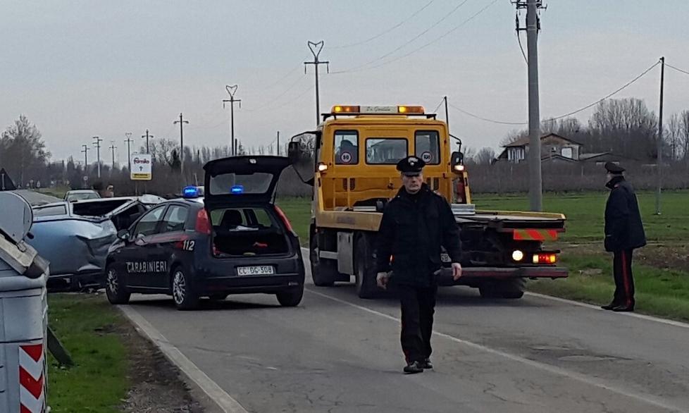 Auto sbanda e si ribalta, un ferito