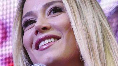 La bellezza e la musica accompagnano i carri