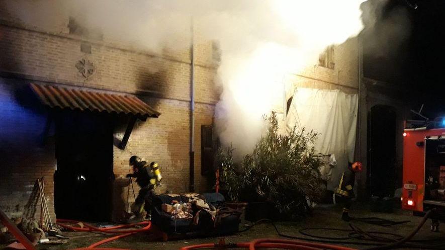 Casa a fuoco per un tizzone, due intossicati