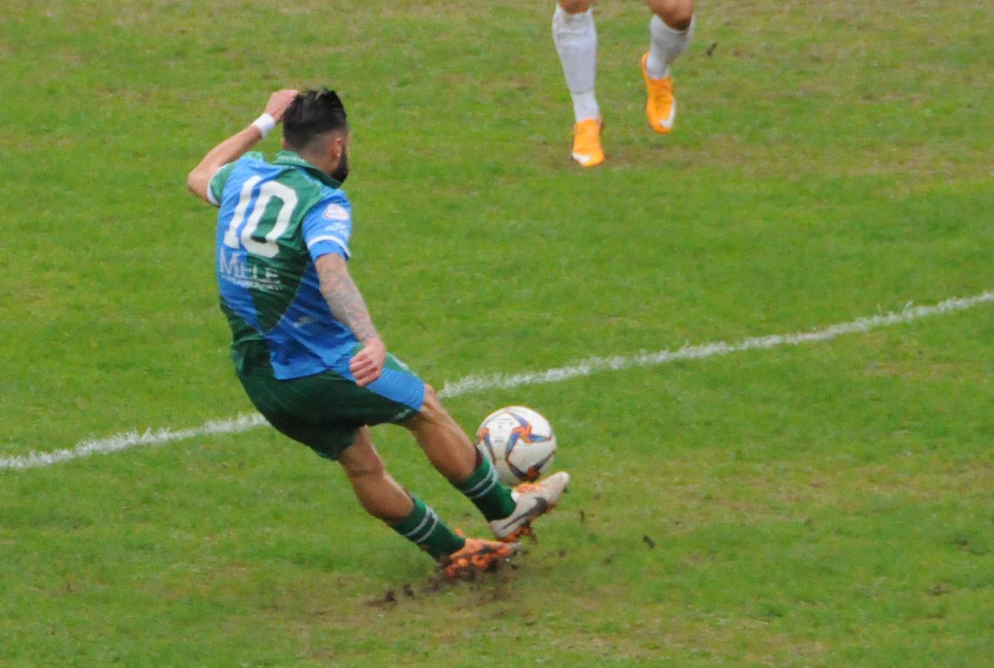 Dura punizione per la Nuorese: goleada dell’Atletico 