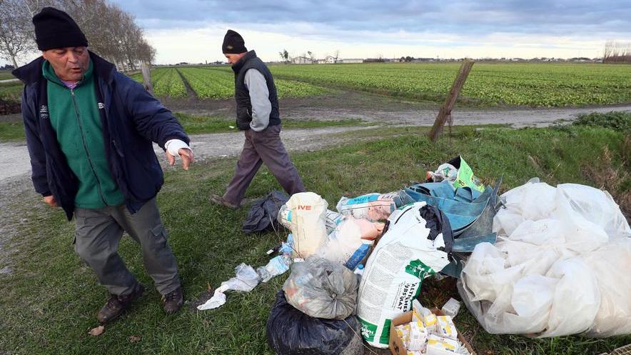 Siringhe per l’insulina abbandonate in campagna