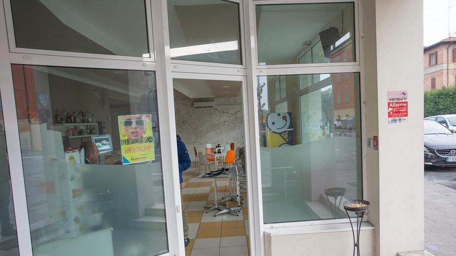 Modena. Quinto colpo di notte al bar Cornetteria: «Qualcuno intervenga»