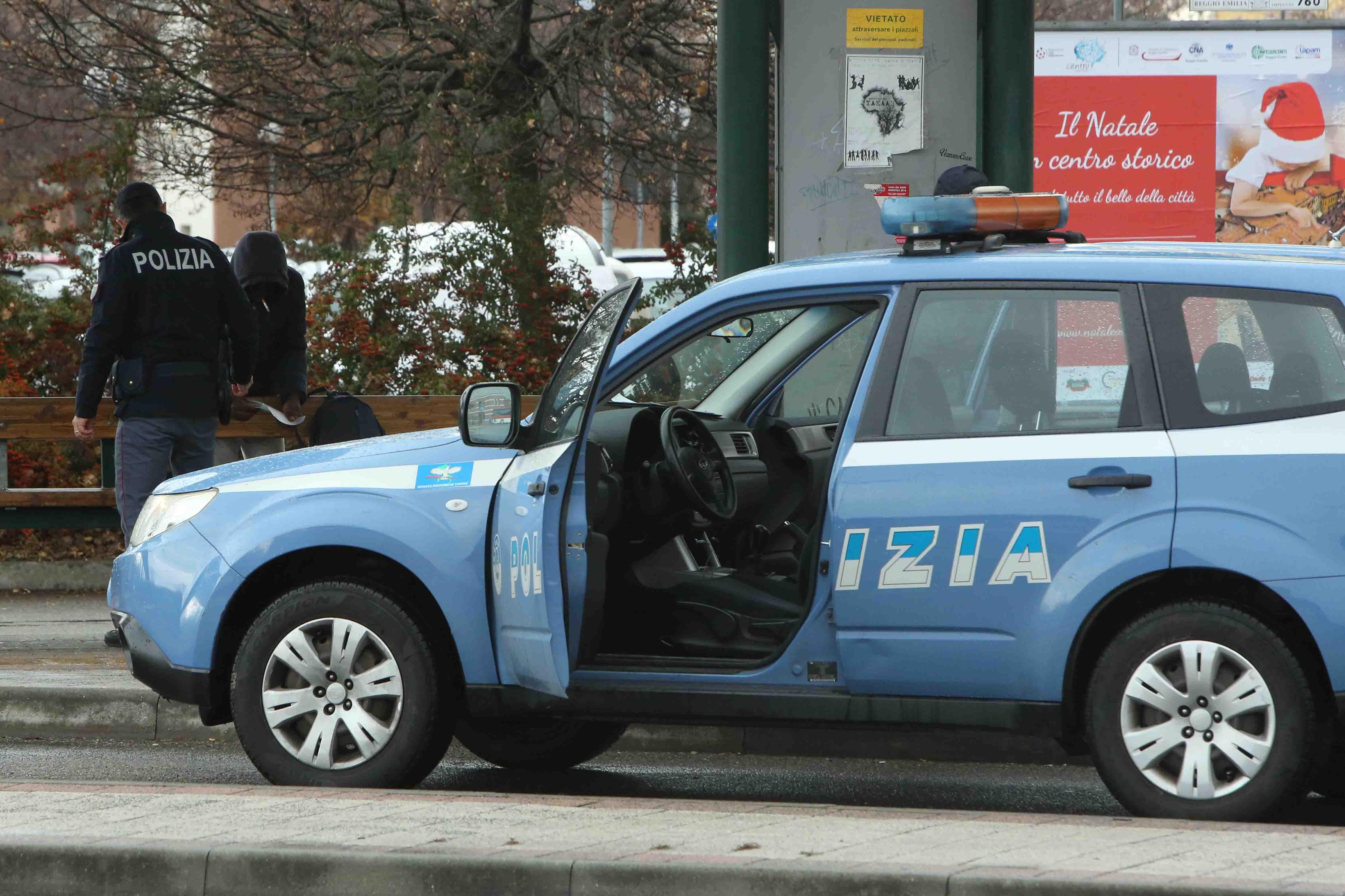 Reggio Emilia, litigio in piazza: spazzino prende a rastrellate l'auto del rivale