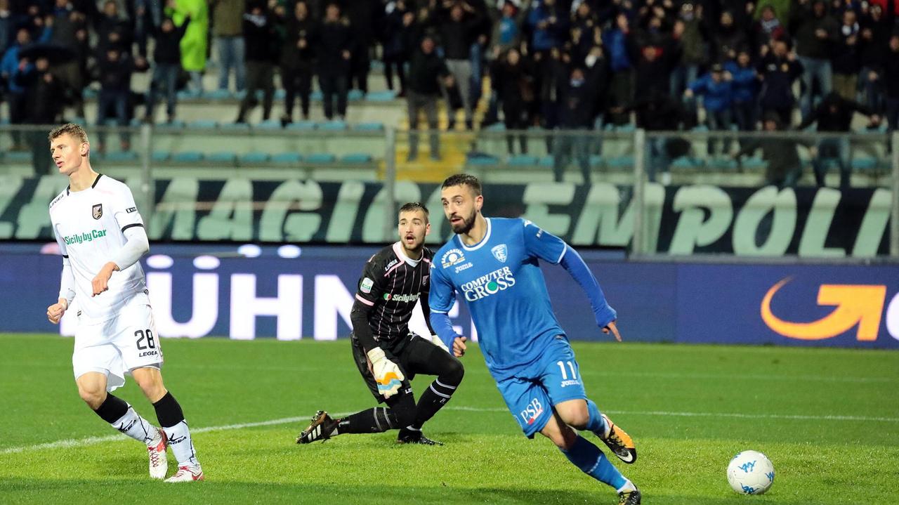 Caputo ha appena chiuso l'azione perfetta segnando al Palermo (foto agenzia Carlo Sestini)