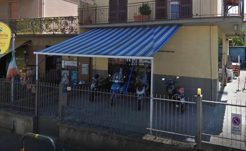 L'officina dove i carabinieri hanno trovato una pistola non denunciata