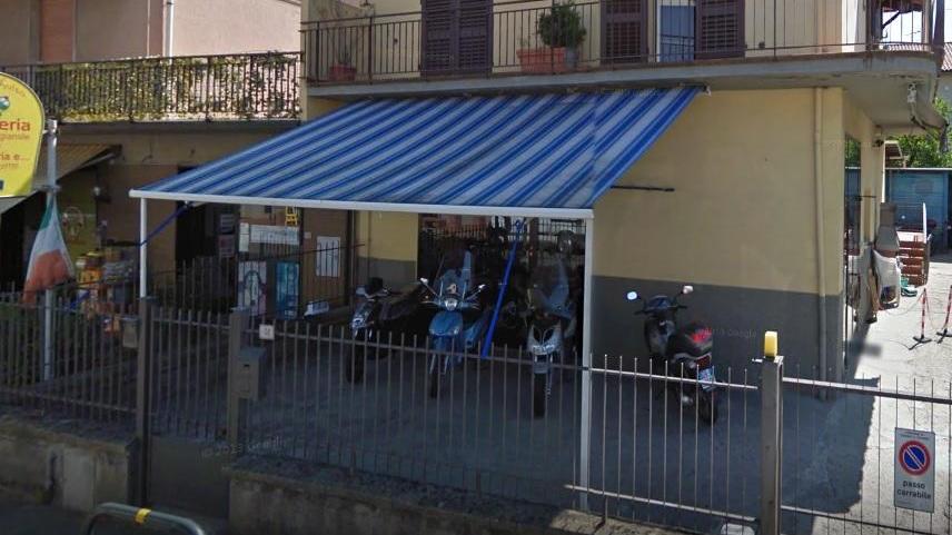 L'officina dove i carabinieri hanno trovato una pistola non denunciata