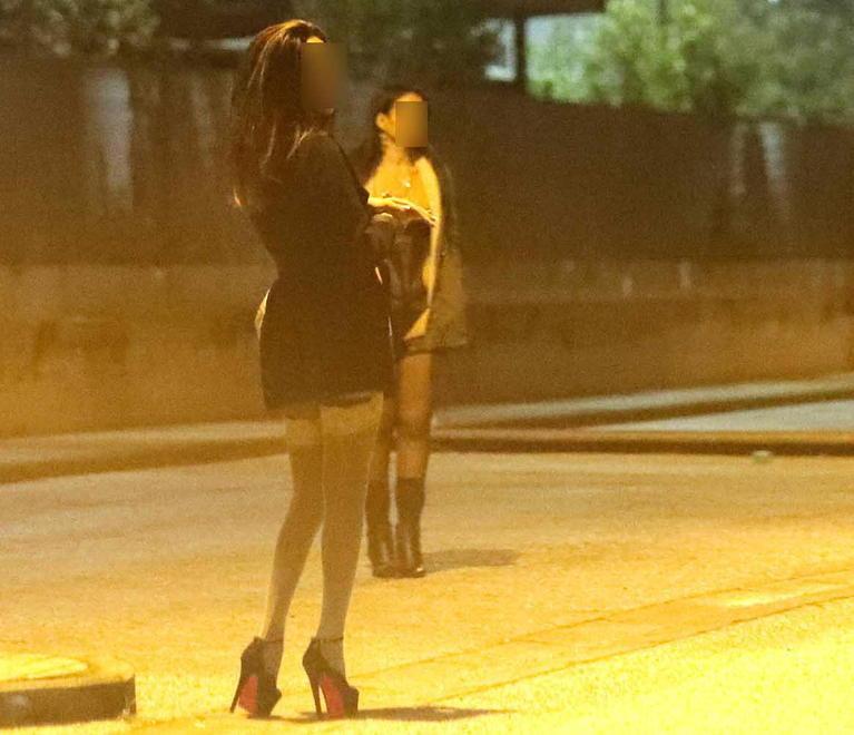 Trans che si prostituiscono nella zona di Migliarino (foto d’archivio)