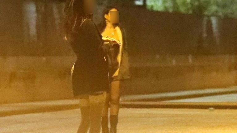Trans che si prostituiscono nella zona di Migliarino (foto d’archivio)