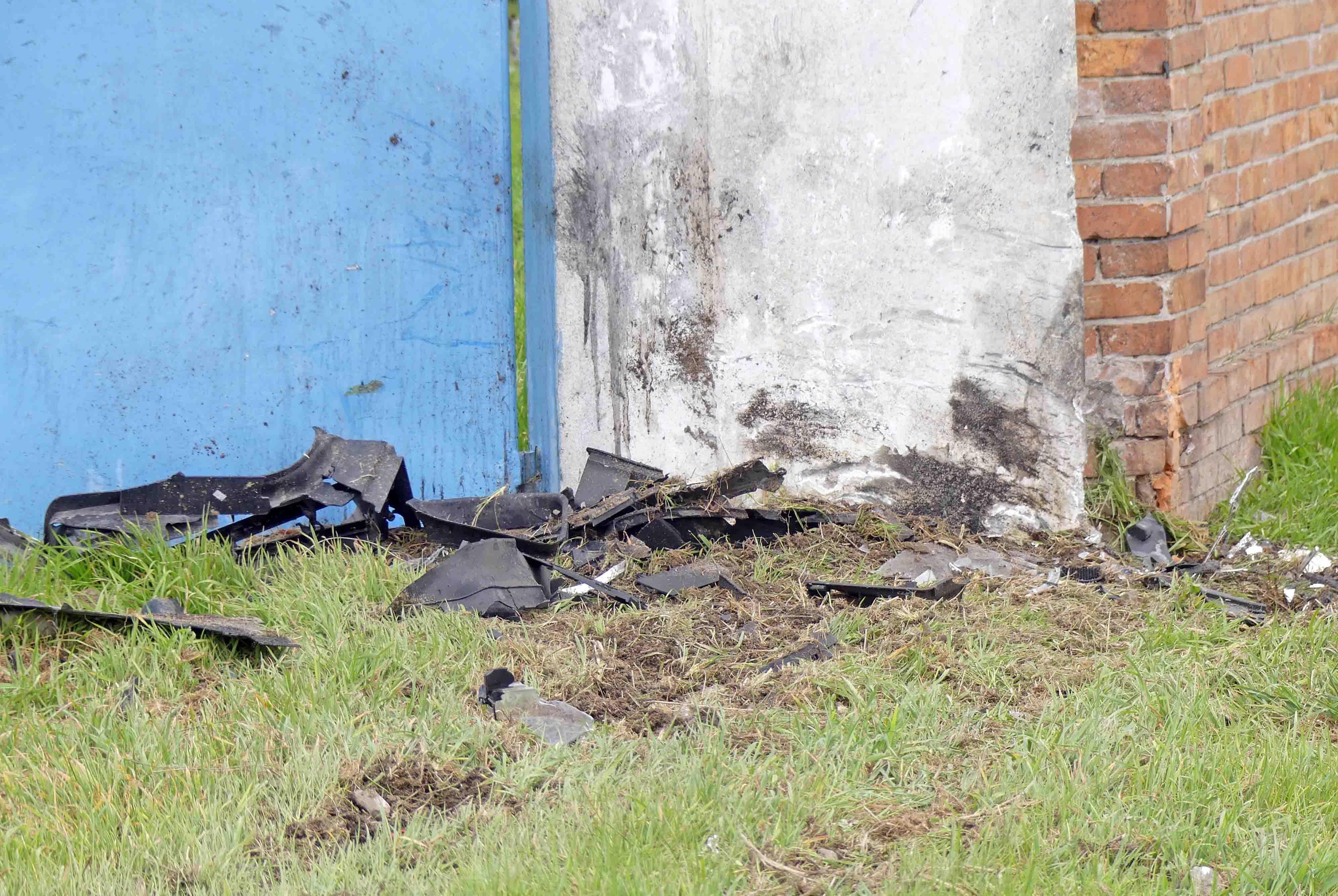 Il muro con i pezzi di automobile