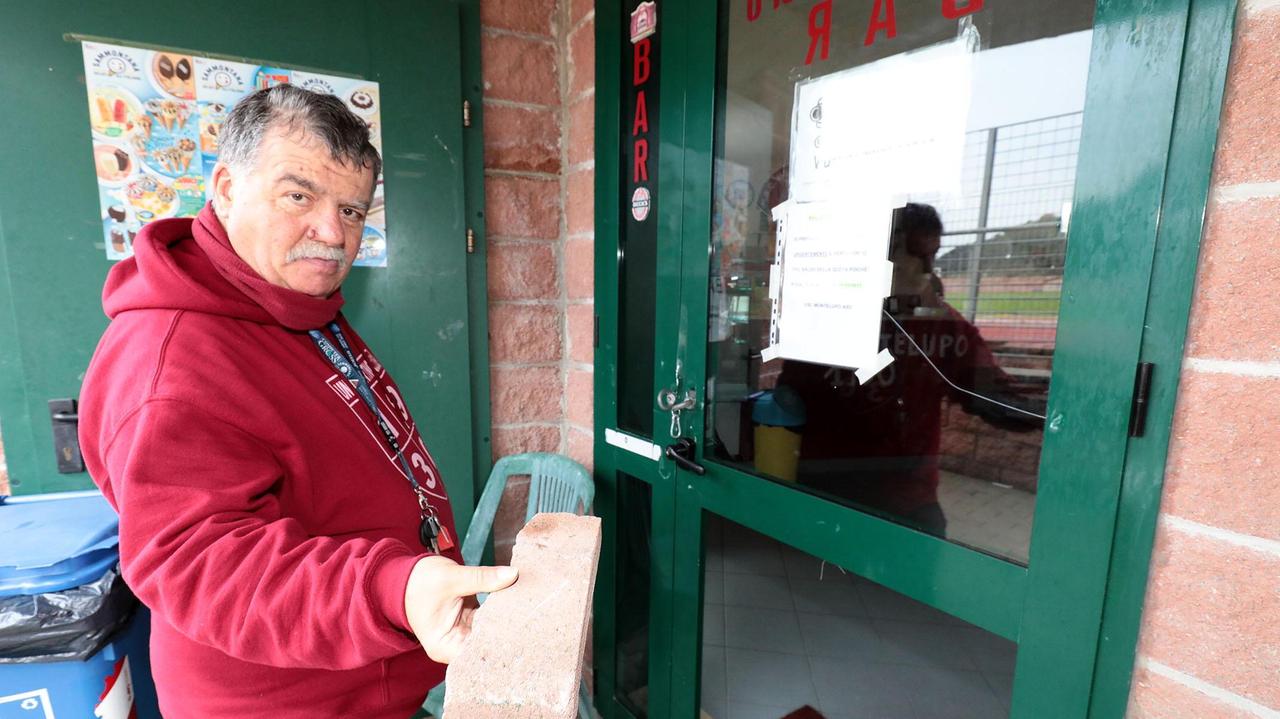 Il mattone utilizzato per sfondare la porta (Foto Agenzia Carlo Sestini)