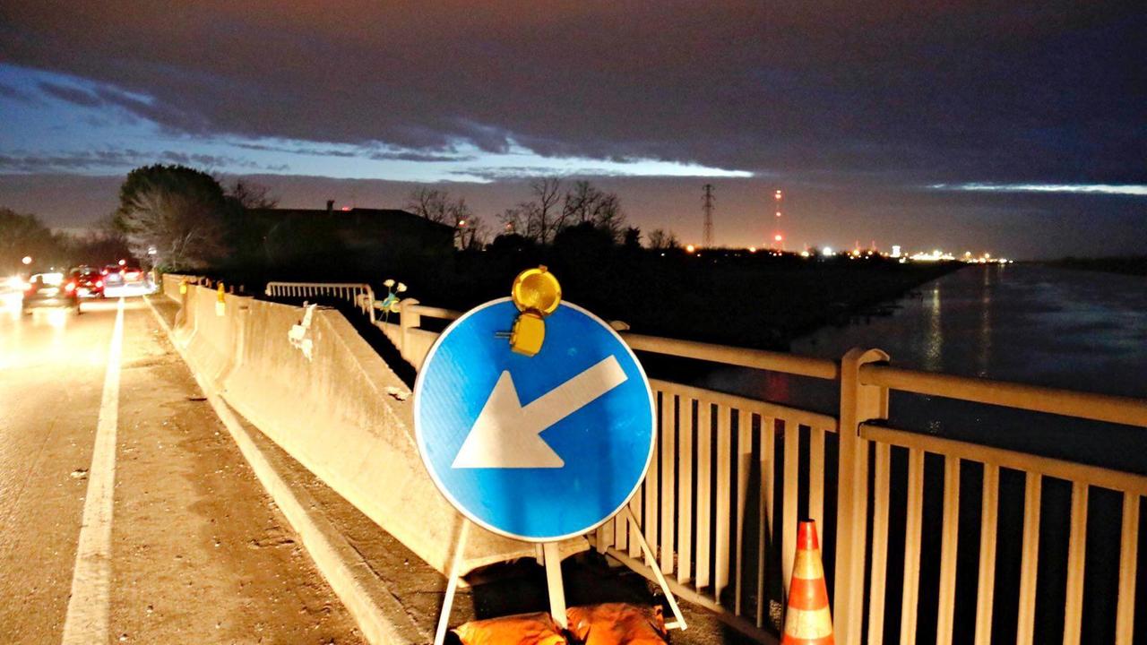 Tragedia dello Scolmatore, sotto inchiesta il ponte di Anas senza guardrail