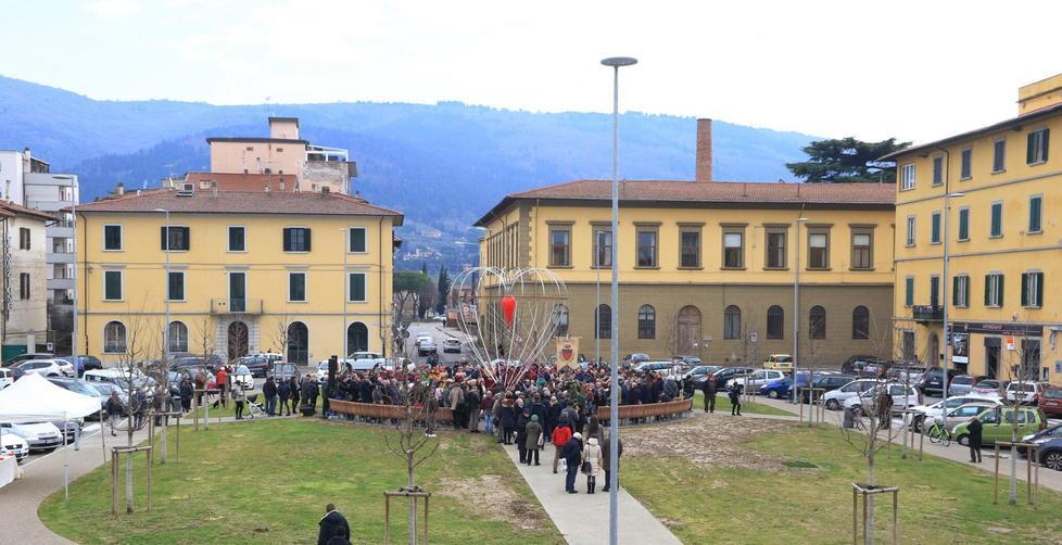 La Mongolfiera divide i pratesi e scatena i social 