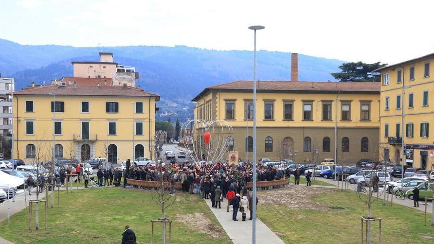 La Mongolfiera divide i pratesi e scatena i social