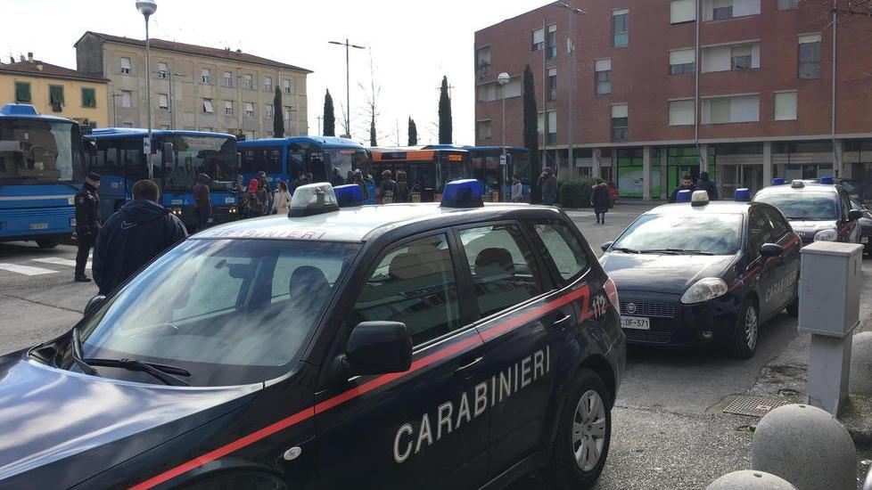 In otto si affrontano, spavento tra i passanti
