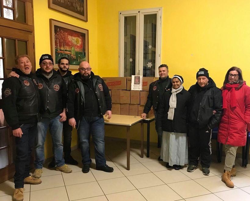 Gli Harleysti donano pacchi di pasta a Finale