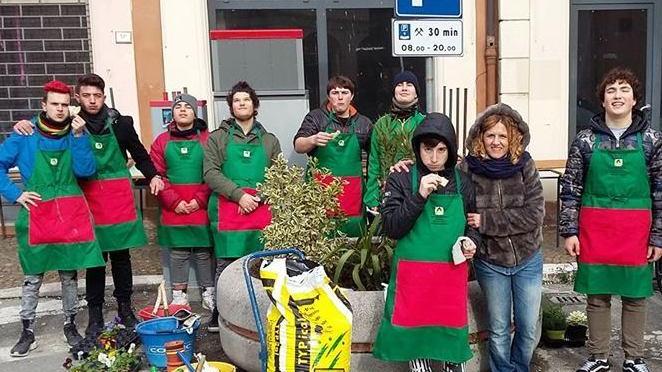 Gli studenti del Calvi riempiono le fioriere