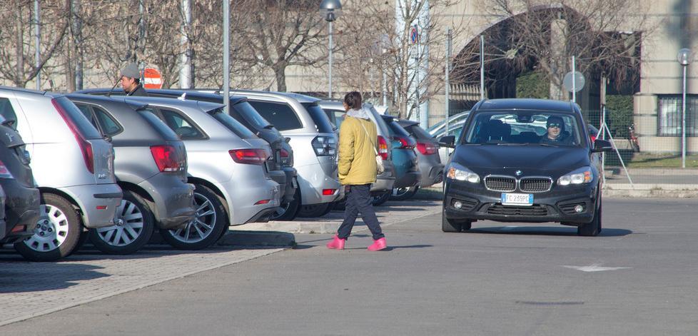Policlinico, posteggiatori sempre in azione