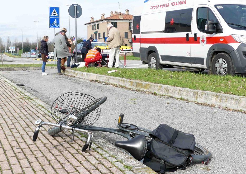 Investita da un’auto mentre attraversa Ferita una ciclista