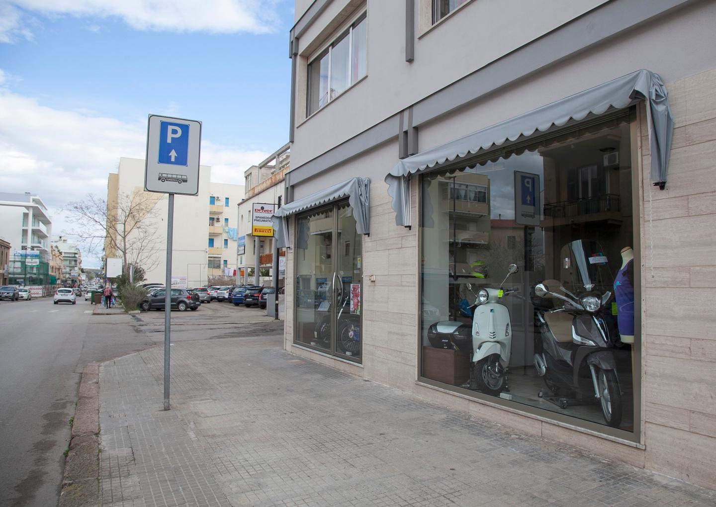 Suona l’allarme, il ladro scappa e richiude la porta