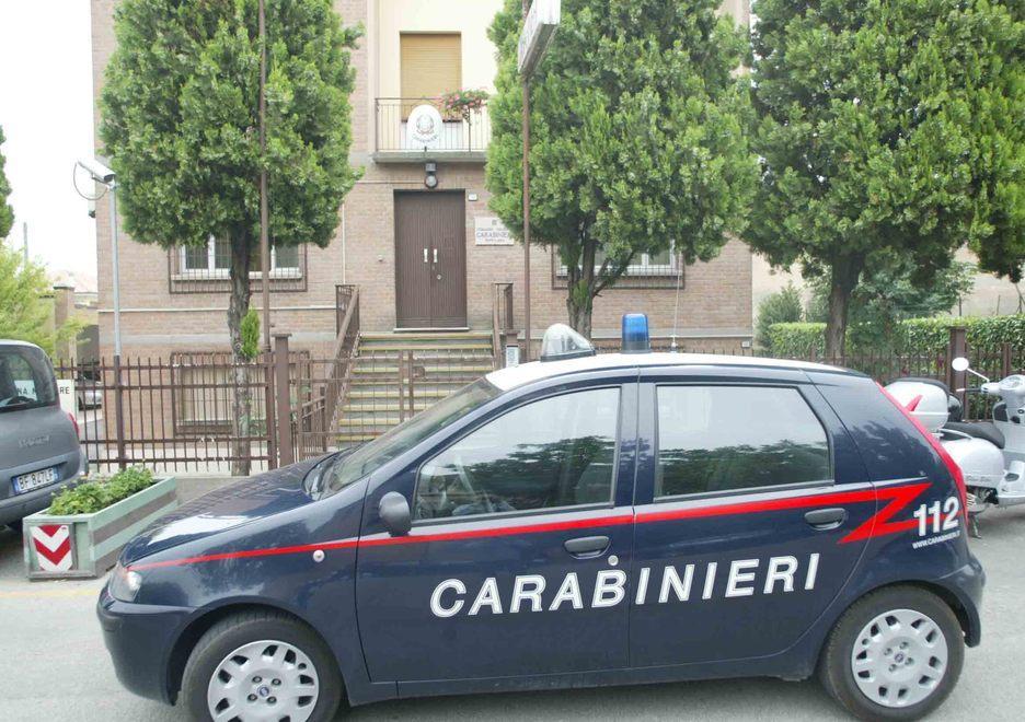 Picchiò passante con cartello stradale: patteggia 10 mesi
