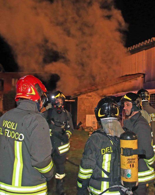 In fiamme il deposito attrezzi del casolare