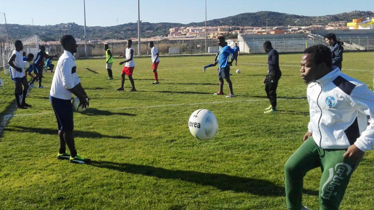 Offesi atleti di colore durante la partita Trinità-Santa Teresa